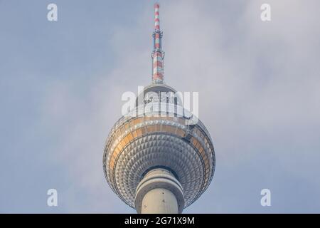 Berlin- Der Berliner Fernsehturm . 368 m hoher Turm, eröffnet 1969, mit Aussichtsplattform in 203 m Höhe & sich drehendem Restaurant in 207 m. Stockfoto