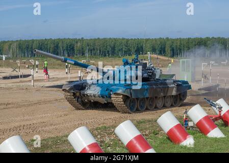 ALABINO, RUSSLAND - 25. AUGUST 2020: Panzer des usbekischen Teams eine der Etappen des Tank-Biathlon. Internationale Kriegsspiele Stockfoto