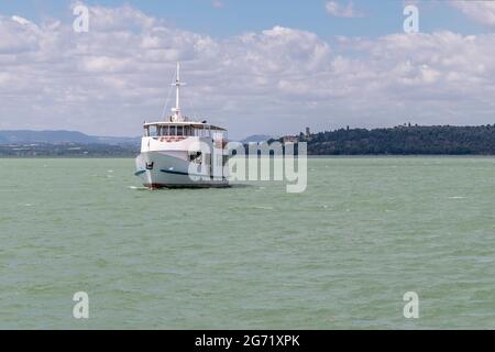 Die Fähre, die die Inseln des Trasimenischen Sees mit dem Festland verbindet, wird in Passignano, Umbrien, Italien ankommen Stockfoto