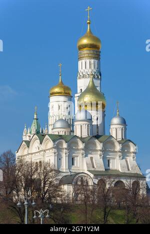 MOSKAU, RUSSLAND - 14. APRIL 2021: Die Erzengel-Kathedrale und der große Glockenturm Ivan im Moskauer Kreml an einem sonnigen Apriltag Stockfoto