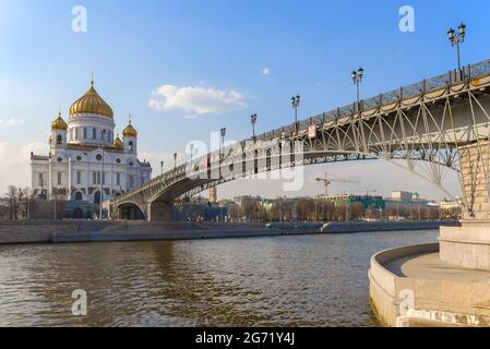 Blick auf die Kathedrale von Christus dem Erlöser und die Patriarchbrücke an einem sonnigen Apriltag. Moskau, Russland Stockfoto