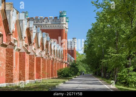 PETRODVORETS, RUSSLAND - 29. MAI 2021: Sonniger Maitag im alten Gebäudekomplex der kaiserlichen gotischen Ställe. Vororte von St. Petersburg Stockfoto