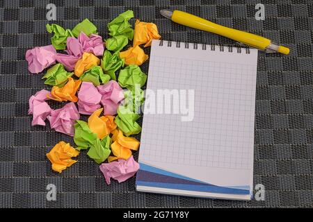 Mehrere Verschiedene Sammlungen Büropapier Schreibwaren Foto Mit Stiften Bleistifte Notizblöcke Notizbuch Lineal Hefter Scheren Clippers Papierclips Halter Zwischenablage Stockfoto