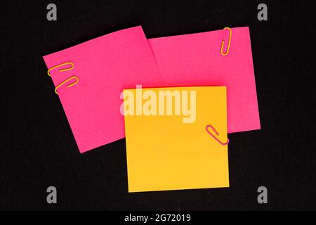 Mehrere Verschiedene Sammlungen Büropapier Schreibwaren Foto Mit Stiften Bleistifte Notizblöcke Notizbuch Lineal Hefter Scheren Clippers Papierclips Halter Zwischenablage Stockfoto