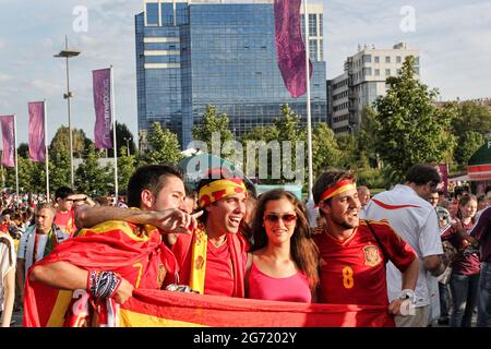 DONEZK, UKRAINE - 27. JUNI 2012: Spanische Fans in Donezk vor dem Halbfinale der UEFA EURO 2012 Spanien gegen Portugal. Die Freude ihrer fortgesetzt Stockfoto
