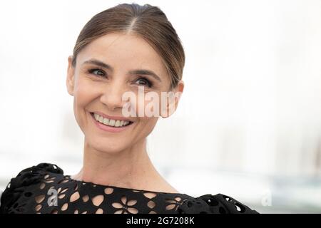 Cannes, Frankreich. Juli 2021. Clotilde Courau nimmt an der Benedetta während der 74. Jährlichen Filmfestspiele von Cannes am 10. Juli 2021 in Cannes, Frankreich, Teil. Foto von David Niviere/ABACAPRESS.COM Quelle: Abaca Press/Alamy Live News Stockfoto