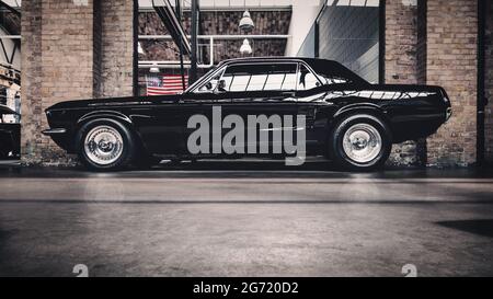 BERLIN, DEUTSCHLAND - Juli 2018: Ford Mustang Coupe 1966 in schwarz Stockfoto