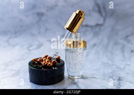 Eco Mineralöl mit Pipettentropfer. Transparentes Hyaluronserum-Gel und Hautpflegekonzept. Kosmetische Pipette und Flasche kosmetischen Produkts Stockfoto