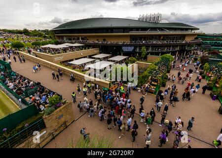 Eine allgemeine Ansicht Fans am 12. Tag von Wimbledon im All England Lawn Tennis und Croquet Club, Wimbledon. Bilddatum: Samstag, 10. Juli 2021. Stockfoto