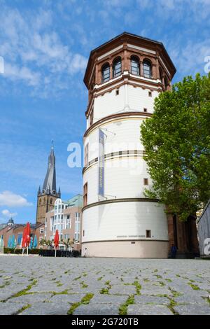 St. Lambertus Kirche und der Burgturm, Düsseldorf, Nordrhein-Westfalen, Deutschland, Europa Stockfoto