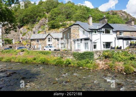 Der Fluss / afon Colwyn fließt durch das walisische Dorf Beddgelert in Snowdonia Wales UK Stockfoto