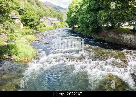 Der Fluss / afon Colwyn fließt durch das walisische Dorf Beddgelert in Snowdonia Wales UK Stockfoto