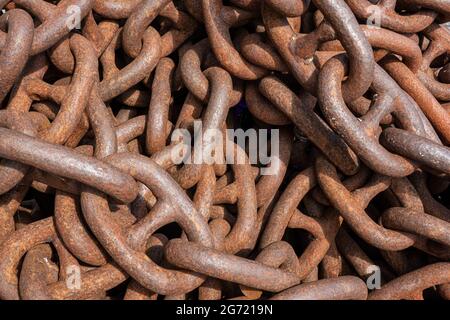 Haufen rostiger alter Ketten Stockfoto