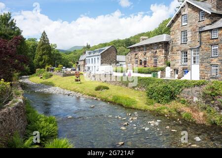 Der Fluss / afon Colwyn fließt durch das walisische Dorf Beddgelert in Snowdonia Wales UK Stockfoto