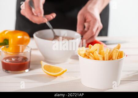 Eine Rückseite mit Pommes Frites, Gemüse, Zitrone und Ketchup Stockfoto