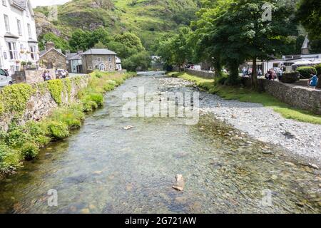 Der Fluss / afon Colwyn fließt durch das walisische Dorf Beddgelert in Snowdonia Wales UK Stockfoto