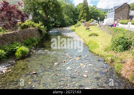 Der Fluss / afon Colwyn fließt durch das walisische Dorf Beddgelert in Snowdonia Wales UK Stockfoto