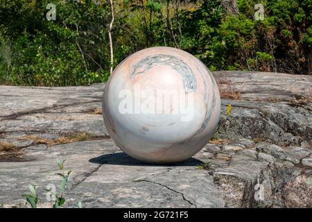 Großer Steinglobus, Teil der Pars pro Toto Skulptur von Alicja Kwade auf der Internationalen Kunstveranstaltung der Helsinki Biennale 2021 in Vallisaari, Helsinki, Finnland Stockfoto