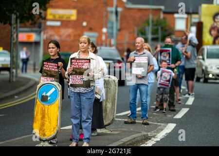 Falls Road, Belfast, Großbritannien. Juli 2021. Die Time for Truth Campaign organisierte eine Reihe von weißen Streikposten in ganz Nordirland, als Reaktion auf das andauernde Versagen der britischen Regierung, das Erbe des Konflikts zu behandeln. Kredit: Bonzo/Alamy Live Nachrichten Stockfoto