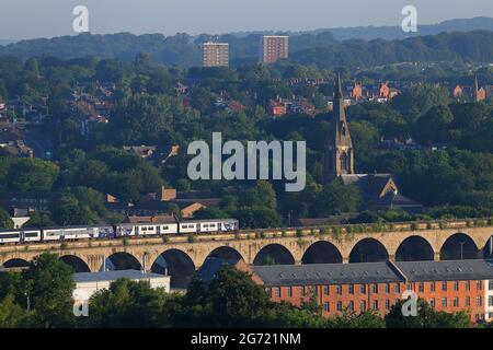 Kirkstall Road Viadukt in Leeds, West Yorkshire, Großbritannien Stockfoto