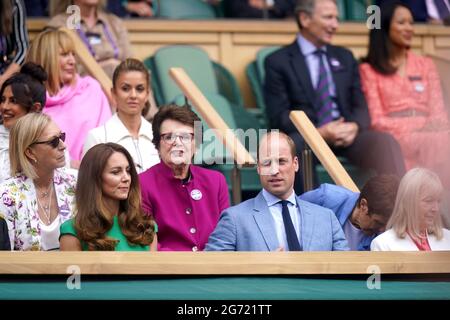 Der Herzog und die Herzogin von Cambridge sitzen neben Martina Navratilova (links) in der Royal Box auf dem Mittelfeld vor dem Damenfinale zwischen Ashleigh Barty und Karolina Pliskova am 12. Tag von Wimbledon im All England Lawn Tennis and Croquet Club, Wimbledon. Bilddatum: Samstag, 10. Juli 2021. Stockfoto