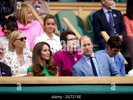 Der Herzog und die Herzogin von Cambridge sitzen neben Martina Navratilova (links) in der Royal Box auf dem Mittelfeld vor dem Damenfinale zwischen Ashleigh Barty und Karolina Pliskova am 12. Tag von Wimbledon im All England Lawn Tennis and Croquet Club, Wimbledon. Bilddatum: Samstag, 10. Juli 2021. Stockfoto