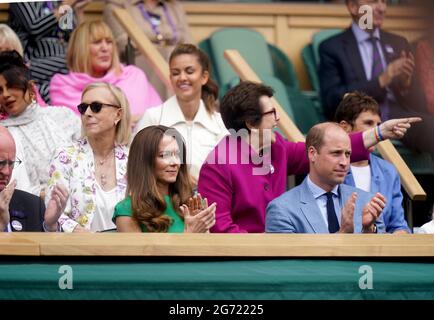 Der Herzog und die Herzogin von Cambridge sitzen neben Martina Navratilova (links) in der Royal Box auf dem Mittelfeld vor dem Damenfinale zwischen Ashleigh Barty und Karolina Pliskova am 12. Tag von Wimbledon im All England Lawn Tennis and Croquet Club, Wimbledon. Bilddatum: Samstag, 10. Juli 2021. Stockfoto