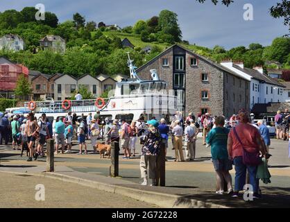 Eine Schlange von Leuten, die auf Dartmouth Riverboats 'Cardiff Castle' in Totnes warten. Viele tragen Gesichtsmasken während der Coronavirus-Pandemie. Stockfoto