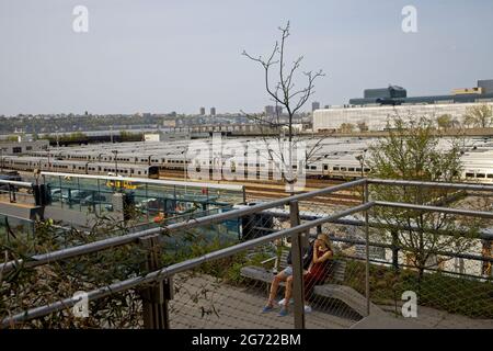 New York, NY, USA - 10. Juli 2021: LIRR-Züge in den Hudson Yards aus der High Line oberhalb der West 30th Street Stockfoto