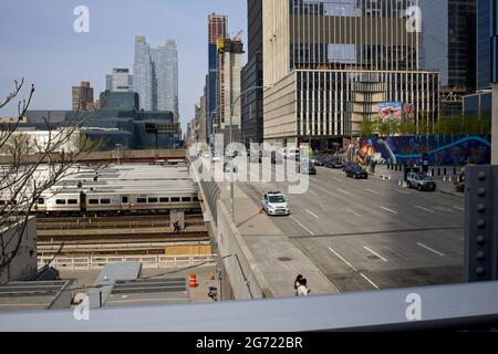 New York, NY, USA - 10. Juli 2021: Blick auf Züge, die in den Hudson Yards an der 11th Avenue und W 30th St geparkt sind, von der High Line aus gesehen Stockfoto