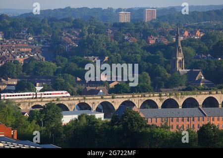 LNER Rail Class 801 auf dem Weg von Leeds über das Kirkstall Viadukt. Stockfoto