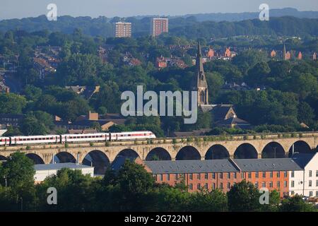 LNER Rail Class 801 auf dem Weg von Leeds über das Kirkstall Viadukt. Stockfoto