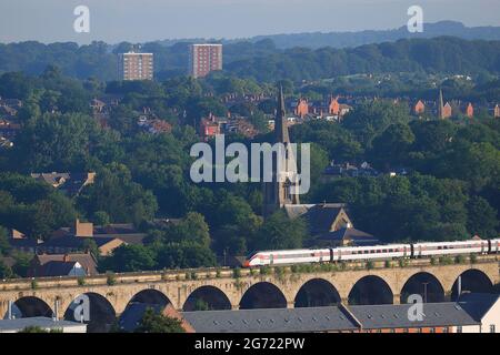 LNER Rail Class 801 auf dem Weg von Leeds über das Kirkstall Viadukt. Stockfoto