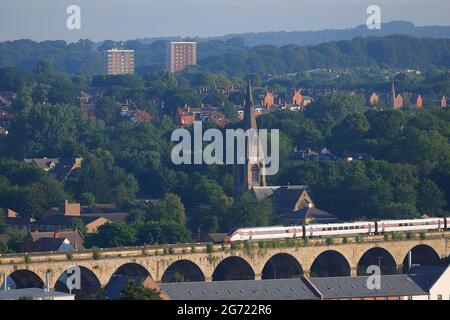 LNER Rail Class 801 auf dem Weg von Leeds über das Kirkstall Viadukt. Stockfoto