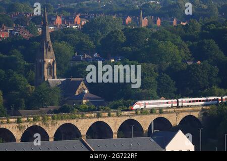 LNER Rail Class 801 auf dem Weg von Leeds über das Kirkstall Viadukt. Stockfoto