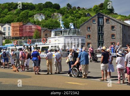 Eine Schlange von Leuten, die auf Dartmouth Riverboats 'Cardiff Castle' in Totnes warten. Viele tragen Gesichtsmasken während der Coronavirus-Pandemie. Stockfoto