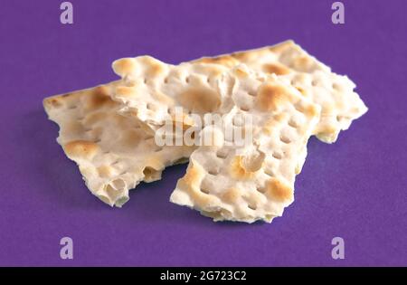 Elemente der Heiligen Kommunion oder des Lords Supper auf einem violetten Tisch Stockfoto