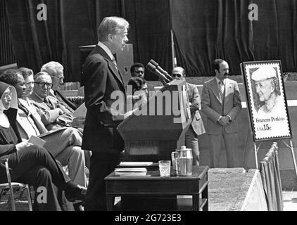 Der US-Präsident Jimmy Carter spricht am Donnerstag, dem 10. April 1980, bei der Einweihung des neuen Frances Perkins-Arbeitsgebäudes in Washington, DC. Ms. Perkins war das erste weibliche Kabinettsmitglied in der Geschichte der USA, als US-Präsident Franklin Delano Roosevelt sie zur US-Arbeitsministerin ernannte. Ganz rechts ist das Plakat einer neuen 15-Cent-Marke zu sehen, die Ms. Perkins Ebenbild tragen wird. Kredit: Benjamin E. 'Gene' Forte / CNP Stockfoto