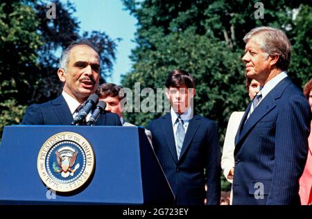 König Hussein I. von Jordanien, links, nimmt Bemerkungen vor, als er am 17. Juni 1980 von US-Präsident Jimmy Carter, links, und First Lady Rosalynn Carter und rechts bei einer Zeremonie zur Ankunft des Staates auf dem South Lawn des Weißen Hauses in Washington, DC, begrüßt wird. Im Zentrum im Hintergrund steht Prinz Faisal bin Hussein Kredit: Benjamin E. 'Gene' Forte/CNP Stockfoto