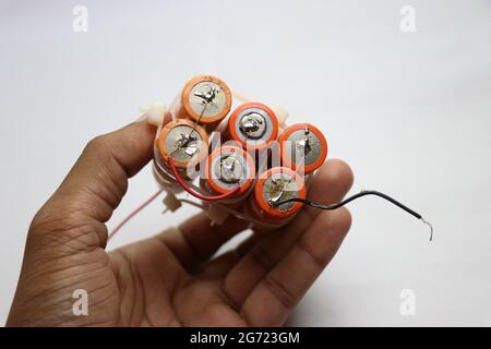 Akkupack aus gelöteten Lithium-Ionen-Akkus in der Hand. Wiederaufladbare Batterien für Taschenlampen, Vapes, elektronische Zigaretten und Laptops Stockfoto