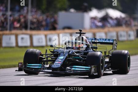 Goodwood House, Chichester, Großbritannien. Juli 2021. Goodwood Festival of Speed; Tag zwei; Valtteri Bottas fährt den Mercedes-Benz F1 W10 EQ Power 2019 im Goodwood Hill Climb Credit: Action Plus Sports/Alamy Live News Stockfoto