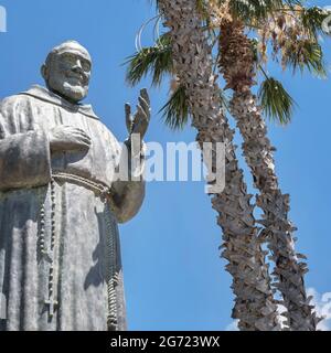 Vater Pio Statue auf Himmel Hintergrund. Ideal für Konzepte oder Veranstaltungen. Stockfoto