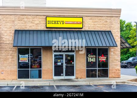 HICKORY, NC, USA-7 JULY 2021: Die Schaufenster eines Dickey's Barbecue Pit, mit Eingangstür und Schild. Stockfoto