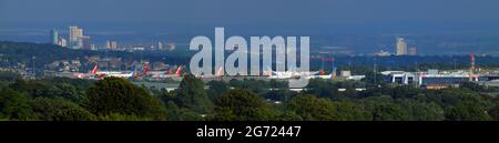 Der Blick auf den Flughafen Leeds Bradford von Otley Chevin in West Yorkshire. Die Stadt ist im Luftflug 9 Meilen vom Flughafen entfernt. Stockfoto