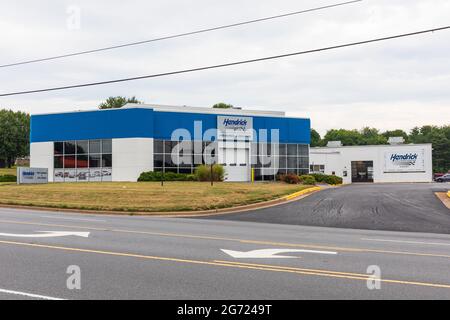 HICKORY, NC, USA-7 JULY 2021: Hendrick Pre-Owned & Collision Auto Center, eine Niederlassung der Hendrick Automotive Group, einem Autohaus mit 93 loc und NC-Sitz Stockfoto