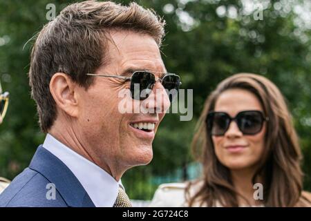 WIMBLEDON LONDON, 10. Juli 2021. Der amerikanische Hollywood-Schauspieler Tom Cruise kommt mit Mission Impossible-Co-Star Hayley Atwell am 12. Tag der Wimbledon Championships für den Finaltag der Damen im All England Lawn Tennis Club an. Credit amer Ghazzal/Alamy Live News Stockfoto