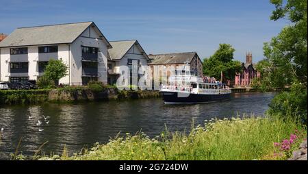 Dartmouth Riverboats 'Cardiff Castle' verlassen Totnes auf dem Fluss Dart. Während der Coronavirus-Pandemie tragen die Passagiere Gesichtsmasken. Stockfoto