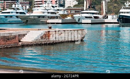 Ein isolierter Ankerplatz auf dem Pier des Hafens von Pesaro mit Betontreppen, die zum Meer führen (Marken, Italien, Europa) Stockfoto