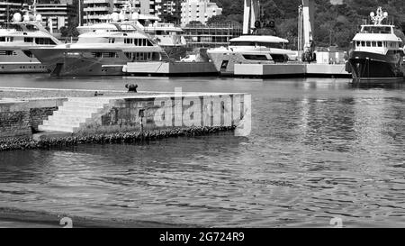 Ein isolierter Ankerplatz auf dem Pier des Hafens von Pesaro mit Betontreppen, die zum Meer führen (Marken, Italien, Europa) Stockfoto