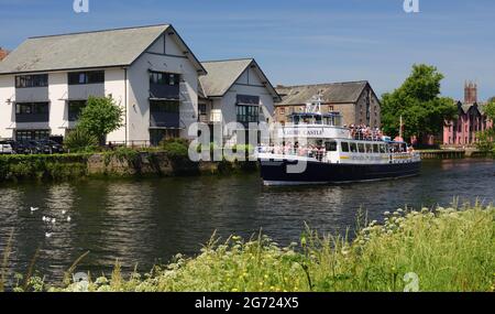 Dartmouth Riverboats 'Cardiff Castle' verlassen Totnes auf dem Fluss Dart. Während der Coronavirus-Pandemie tragen die Passagiere Gesichtsmasken. Stockfoto